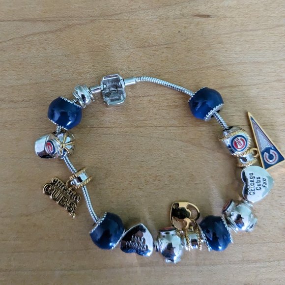 Chicago Cubs Fan Bracelet - Picture 3 of 4